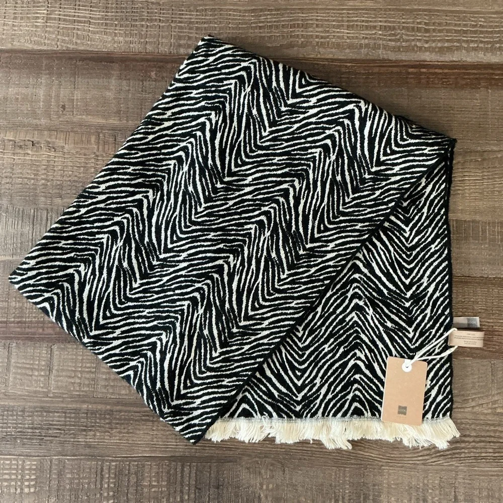 Look by M Common Knit Zebra Pattern Scarf